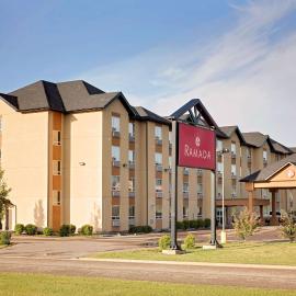 Ramada by Wyndham Cold Lake，位于Cold Lake的酒店
