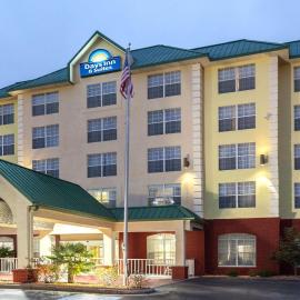 Days Inn & Suites by Wyndham Tucker/Northlake，位于塔克的酒店