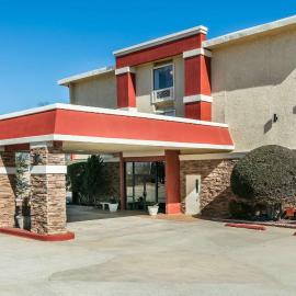 Ramada by Wyndham Oklahoma City Airport North，位于俄克拉何马城的酒店