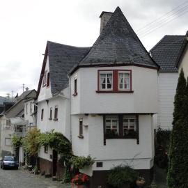 Altes Spitzhaus an der Goldroul，位于森海姆的酒店