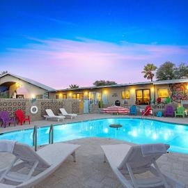 Hotel McCoy Tucson - Art, Coffee, Beer, Wine, Pool,位于土桑的酒店