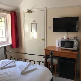 The Admirals Inn Guest House，位于布拉克内尔的酒店