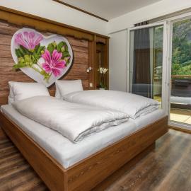 dala Hotel & Apartments，位于洛伊克巴德的酒店