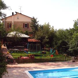 Agriturismo Ca' Isotta，位于Castello di Serravalle的酒店