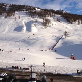Studio pied de pistes balcon et vue montagne，位于蒙热内夫尔的酒店