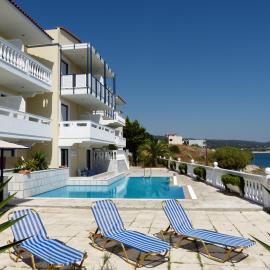 Ostria Seaside Studios and Apartments，位于Katarráktis的酒店