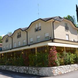 Hotel Edoné，位于罗伊的酒店