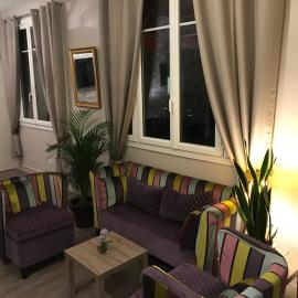 HÔTEL LES IRIS，位于莱桑德利的酒店