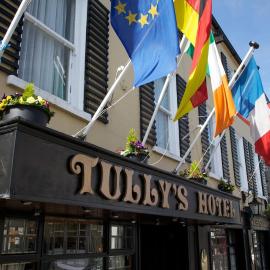 Tully's Hotel，位于Castlerea的酒店