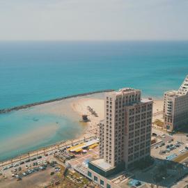 מגדל אלמוג חיפה - דירות "בלו ביץ'" על הים，位于海法的酒店