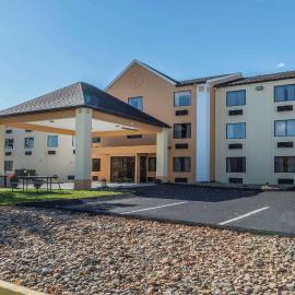 Quality Inn & Suites Pittsburgh Harmarville，位于Harmarville的酒店