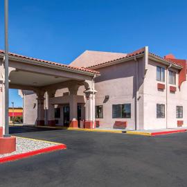 Quality Inn & Suites Albuquerque North near Balloon Fiesta Park，位于阿尔伯克基的酒店