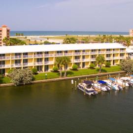 Treasure Island Hotel and Marina，位于圣徒皮特海滩的酒店