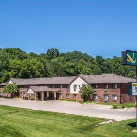 Quality Inn & Suites Decorah,位于迪科拉的酒店