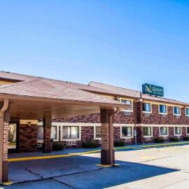 Quality Inn & Suites Champaign North - Urbana，位于尚佩恩的酒店