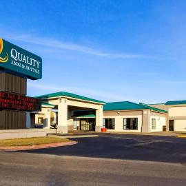 Quality Inn & Suites Moline Airport，位于莫林的酒店
