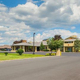 Quality Inn & Suites Frostburg-Cumberland，位于Frostburg的酒店