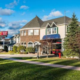 Clarion Hotel Mackinaw City Beachfront，位于麦基诺城的酒店