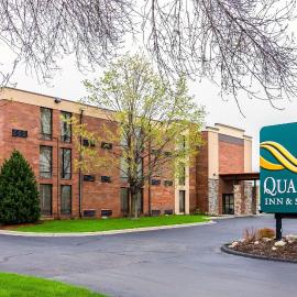 Quality Inn & Suites Arden Hills - Saint Paul North，位于Arden Hills的酒店