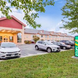 Quality Inn & Suites Carthage near Precious Moments Chapel，位于迦太基的酒店