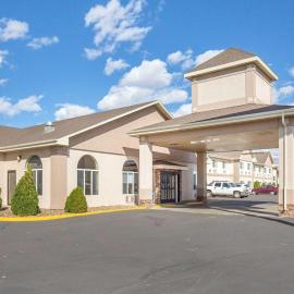 FairBridge Inn & Suites Glendive，位于格伦代夫的酒店