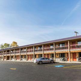 Econo Lodge Inn & Suites Kalispell - Glacier National Park Gateway，位于卡利斯佩尔的酒店