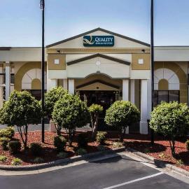 Quality Inn & Suites Mooresville-Lake Norman，位于穆尔斯维尔的酒店