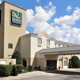 Quality Inn & Suites Raleigh North，位于罗利的酒店