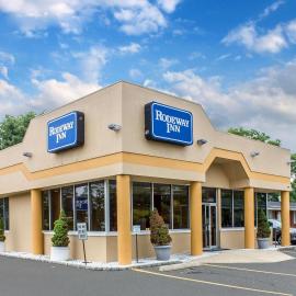 Rodeway Inn MacArthur Airport，位于朗康科马的酒店