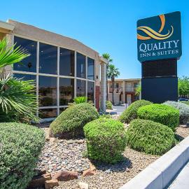 Quality Inn & Suites Phoenix NW - Sun City，位于Youngtown的酒店