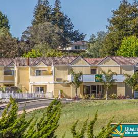 Quality Inn & Suites Capitola By the Sea，位于卡皮托拉的酒店