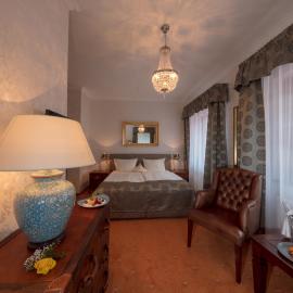 The Lakeside - Burghotel zu Strausberg，位于施特劳斯贝格的酒店
