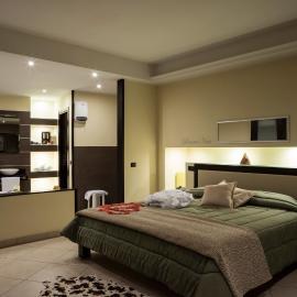Manhattan Village Hotel，位于苏尔莫纳的酒店