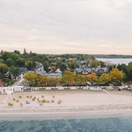 Heikendorf Ostseebad Strandhotel mit Sauna by Belvilla,位于海肯多夫的酒店