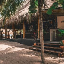 Los Hermanos Beach Hostal，位于Guachaca的酒店