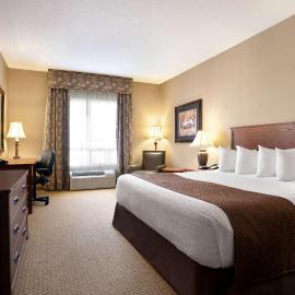Days Inn & Suites by Wyndham Strathmore,位于斯特拉斯莫尔的酒店