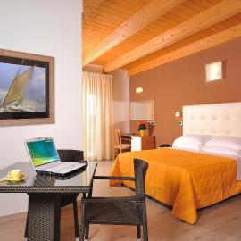 Hotel Favorita Easy Stay B&B，位于切塞纳蒂科的酒店