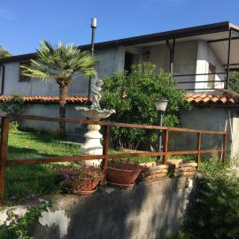 13 Via Pavone，位于扎费拉纳-埃特内阿的酒店