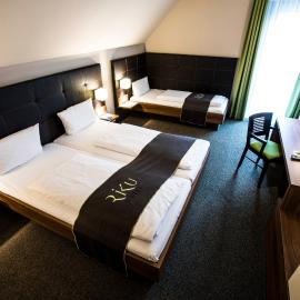 RiKu HOTEL Weißenhorn，位于魏森霍恩的酒店