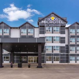 Microtel Inn & Suites by Wyndham Whitecourt,位于怀特考特的酒店