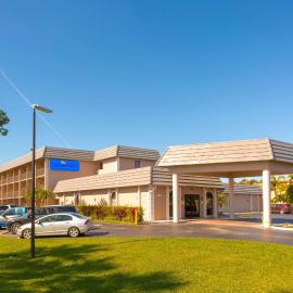 Baymont by Wyndham Bonita Springs,位于博尼塔斯普林斯的酒店