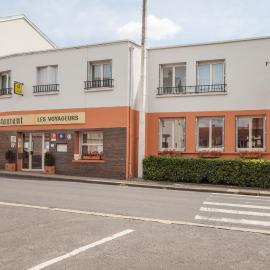 Logis Hôtel Les Voyageurs，位于Lezoux的酒店