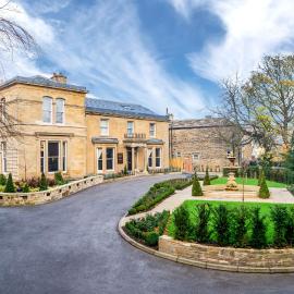 Manor House Lindley，位于哈德斯菲尔德的酒店