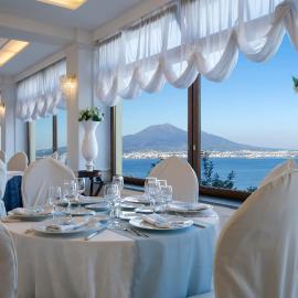 La Panoramica Hotel，位于卡斯特拉玛雷帝斯达比亚的酒店