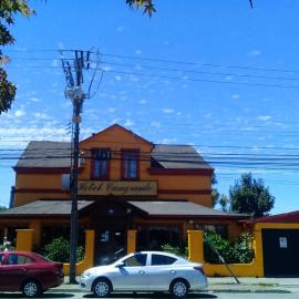 HOTEL CASAGRANDE con estacionamiento EXCLUSIVO y estamos a 50 MTS del Terminal de Buses，位于瓦尔迪维亚的酒店