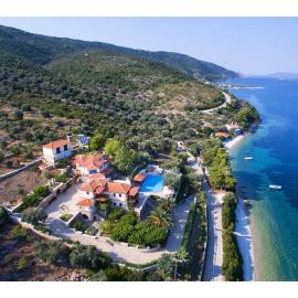 Alonissos beach villa 5 steps away from the sea，位于Kalamakia的酒店