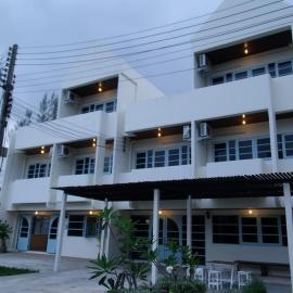 Albatross Guesthouse @ Thungwualaen Beach，位于跋麒的酒店