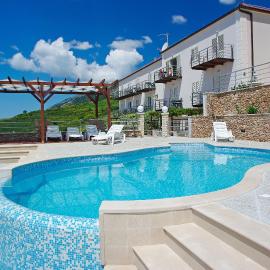 Villa Lara Apartments，位于波尔的酒店