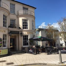 The Crown Hotel，位于赖德的酒店