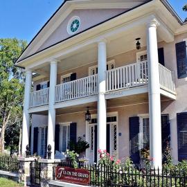 The Carriage House Flat - Downtown Paris Canada，位于巴黎的酒店